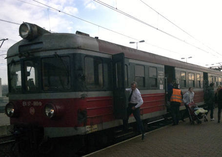 Pociągi wjeżdżające na dworzec Łódź Kaliska mają przymusowy przystanek przed wjazdem na stację, bo zwrotnice i rozjazdy przestawiane są ręcznie, a nie automatycznie.