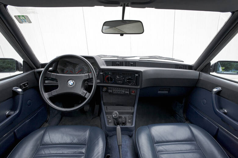 Deska rozdzielcza zwrócona w stronę kierowcy to pamiątka po studyjnym BMW Turbo Fot: BMW