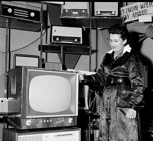 Ekspedientka sklepu radiowo-telewizyjnego, fot. Z. Zaremba, lata 60. XX wieku<br /> 