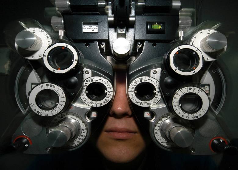 Dobór soczewek kontaktowych wymaga wykonania nowoczesnych badań optometrycznych. Nie obędzie się też jednak bez określenia mocy okularów, bo tylko przy