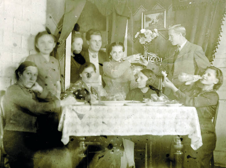 Na takich spotkaniach młodzi Kresowianie rozmawiali o &quot;żywych torpedach”. Na zdjęciu rodzina pani Teresy - siostry Wila (z prawej) i Renia (w