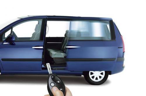 Fot. Peugeot:  W Europie rozpowszechnia się amerykański wynalazek - drzwi otwierane elektrycznie. Stosowane są w vanach koncernów PSA i Fiat. Dzięki