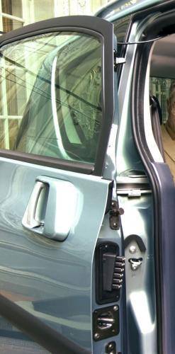 Fot. Peugeot: Otwieraniem lub zamykaniem przesuwanych drzwi zamontowanych na prowadnicach steruje urządzenie elektromechaniczne, wykorzystujące mechanizm