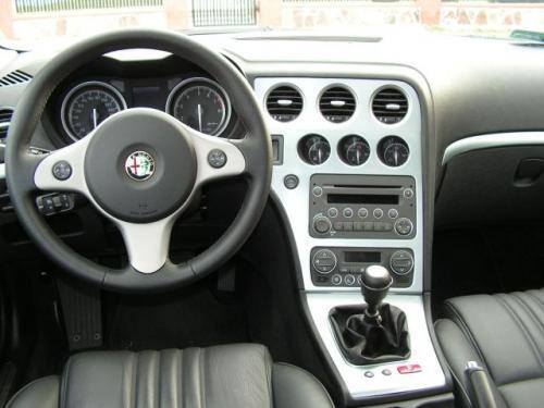 Fot. Alfa Romeo: Wnętrze „159” utrzymane jest w sportowej stylistyce.