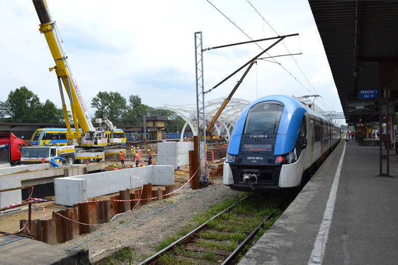 Budowa dworca w Gliwicach: Na dwóch środkowych peronach trwa właśnie wznoszenie konstrukcji przyszłych wiat. Budowlańcy odtwarzają również posadzki
