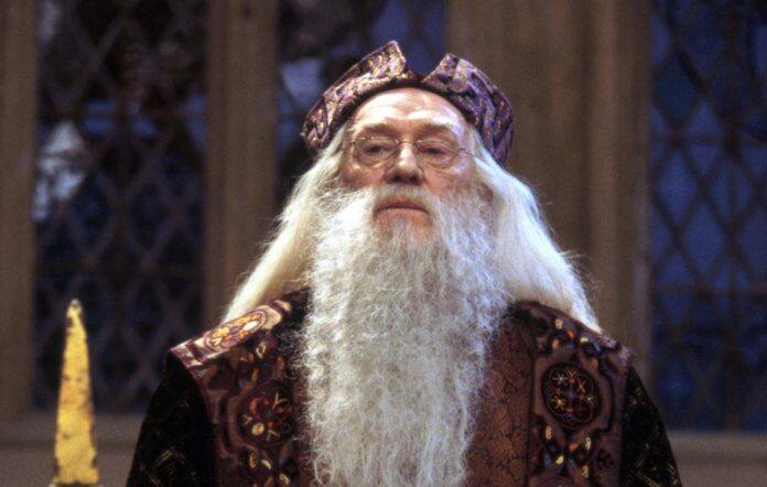 Richard Harris grał rolę Dumbledore'a. Zmarł w 2002 roku.