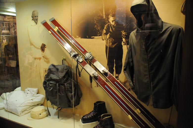  Sprzęt narciarski Wojtyły. Są tu: kurtka, plecak, narty, kijki, wosk oraz buty narciarskie