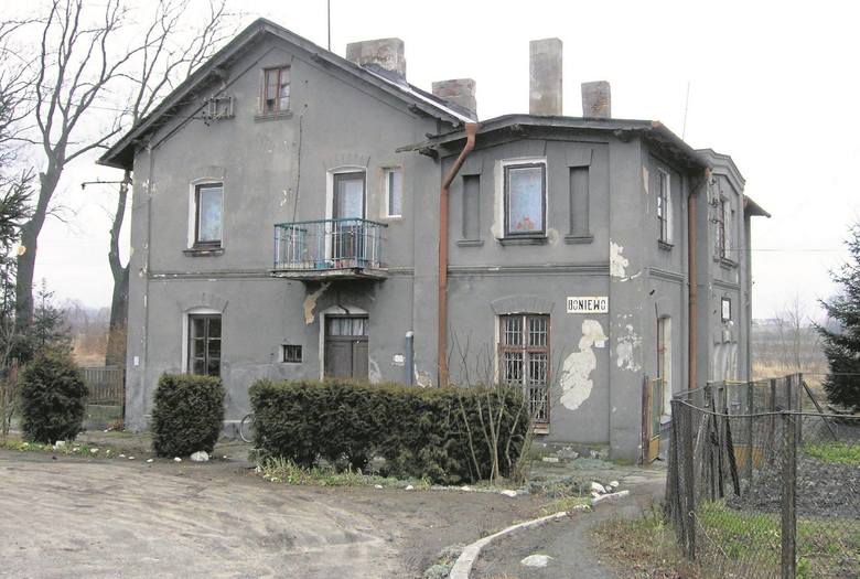 Dwór w Boniewie zbudowany został w połowie XIX w. Dawniejszy spłonął w 1755 roku.