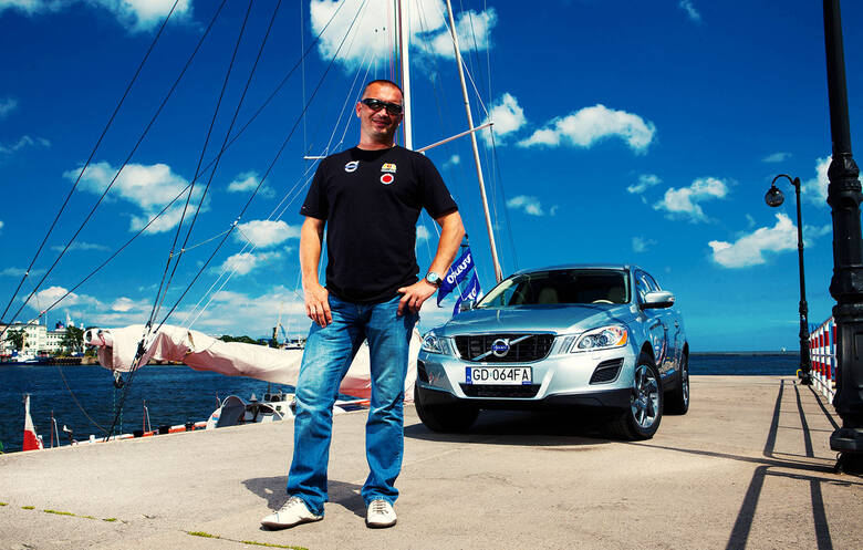 Zbigniew Gutkowski i Volvo XC60 Ocean Race. W tle jacht Volvo. Fot: Volvo