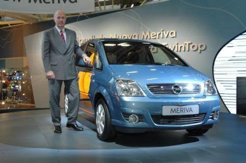 Szef General Motors Europe Carl-Peter Forster prezentuje nową Merivę.