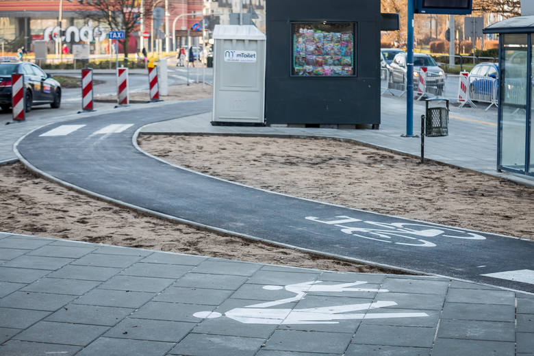 Na dalszym odcinku budowa wydzielonego ciągu rowerowego wymagała natomiast korekty układu drogowego – jezdni, przystanków komunikacji publicznej, chodników – bez których niemożliwe byłoby zaprojektowanie infrastruktury dla ruchu rowerowego.