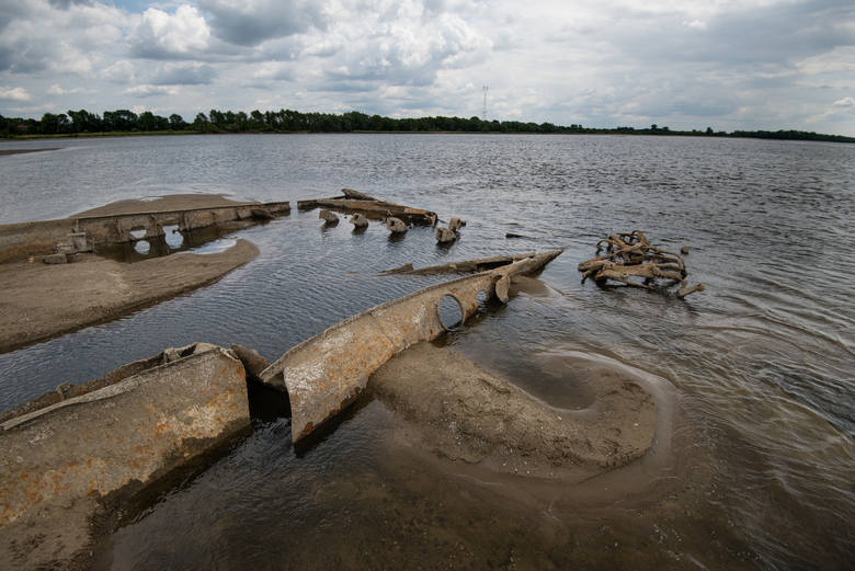 Rekordowo niski stan wody na Wiśle w lipcu 2015 roku