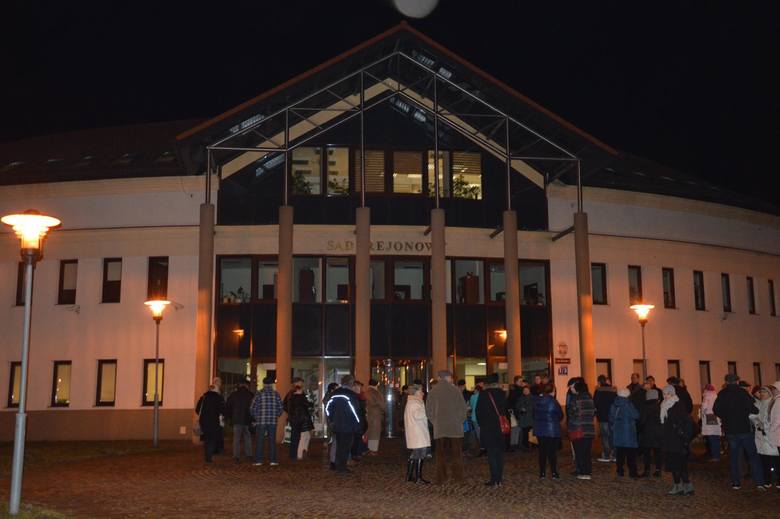 Protest pod Sądem Rejonowym w Łowiczu w obronie niezależności sędziów [ZDJĘCIA]