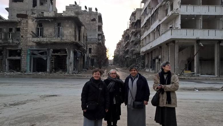 Podczas wyjazdu do wschodniej dzielnicy Aleppo. Siostra Brygida Maniurka stoi pierwsza z lewej.