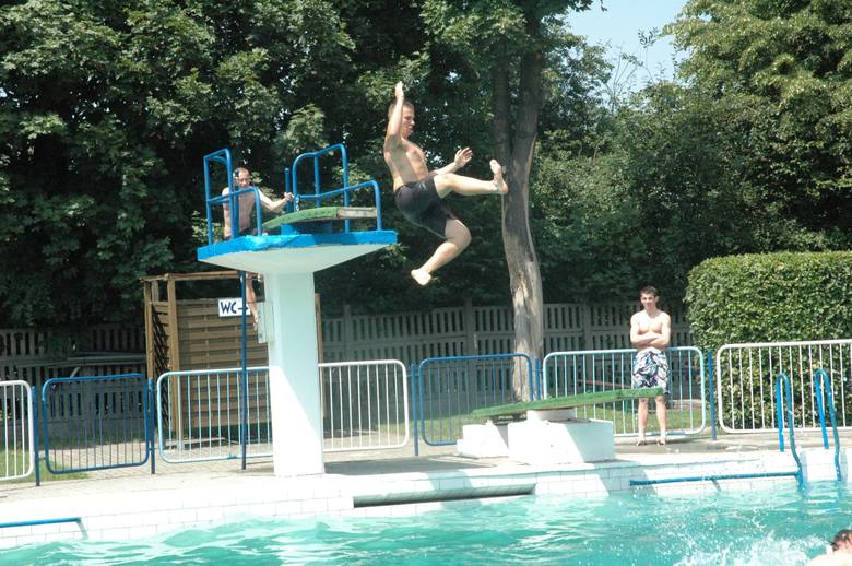 Trampolina na basenie odkrytym w Oleśnie jest już od 1936 roku. Po modernizacji również będą dwie deski do skoków.