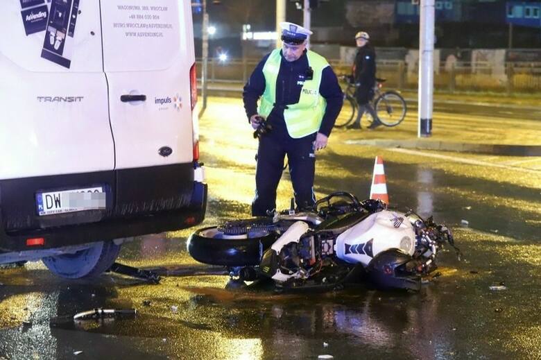 Zdarzenie miało miejsce w piątek (1 marca). Kierowca zmarł w szpitalu. Nikt nie udzielił pomocy motocykliście.