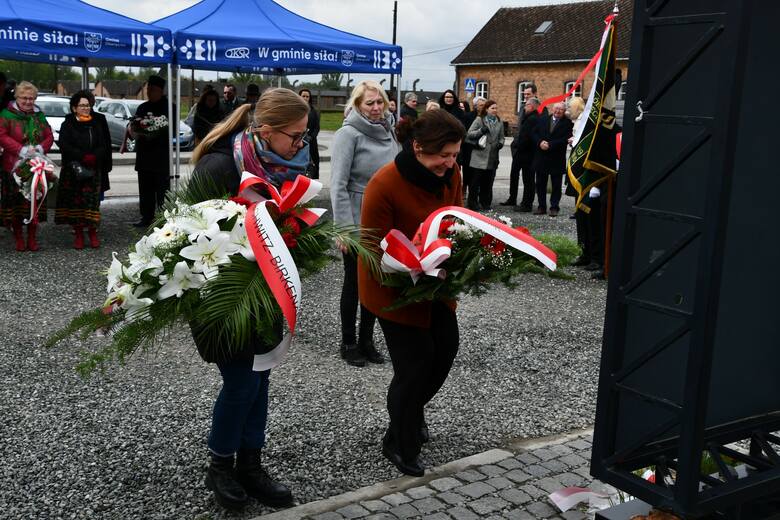 Przed Tablicami Pamięci w Brzezince w sąsiedztwie Bramy Śmierci odbyły się obchody 83. rocznicy wysiedlenia przez Niemców kilkunastu tysięcy mieszkańców