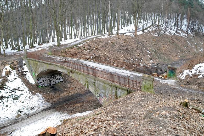 Most Weisera na trasie przebiegu Pomorskiej Kolei Metropolitalnej - kwiecień 2013 r.