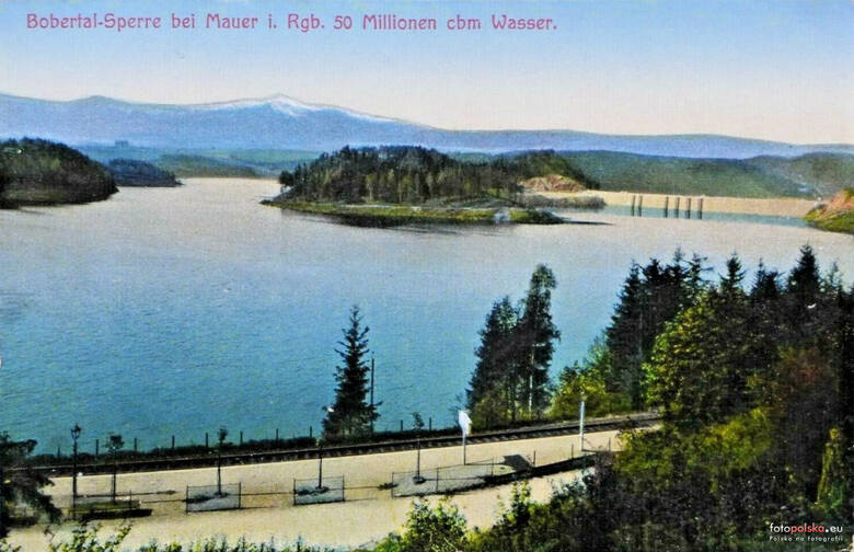 Lata 1912-1920. Jezioro Pilchowickie, a w dole stacja kolejowa Pilchowice - Zapora.