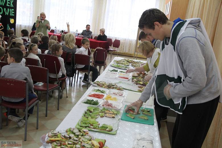 Zawodnicy przygotowują kanapki dla uczniów szkoły podstawowej