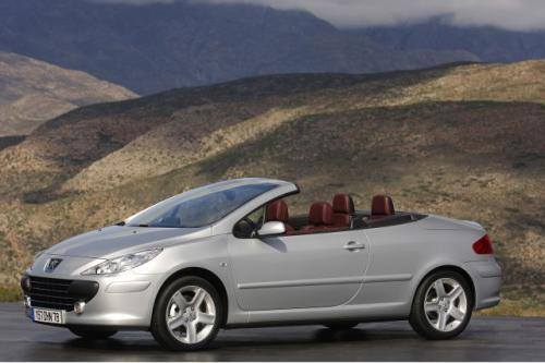 Fot. Peugeot: Składany dach Peugeota waży zaledwie 80 kg. Podobnie jak w Oplu działa po wciśnięciu tylko jednego przycisku.