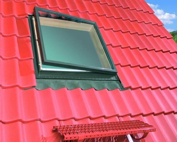 Wyłaz dachowy umożliwia wygodne wyście na dach.