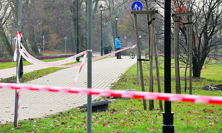 Część Parku Zdrojowego w Inowrocławiu została w niedzielę zamknięta dla kuracjuszy i miejscowych. Taśmy zdjęto wczoraj po południu, po otrzymaniu informacji z Puław, która wykluczała pojawienie się na Kujawach ptasiej grypy.