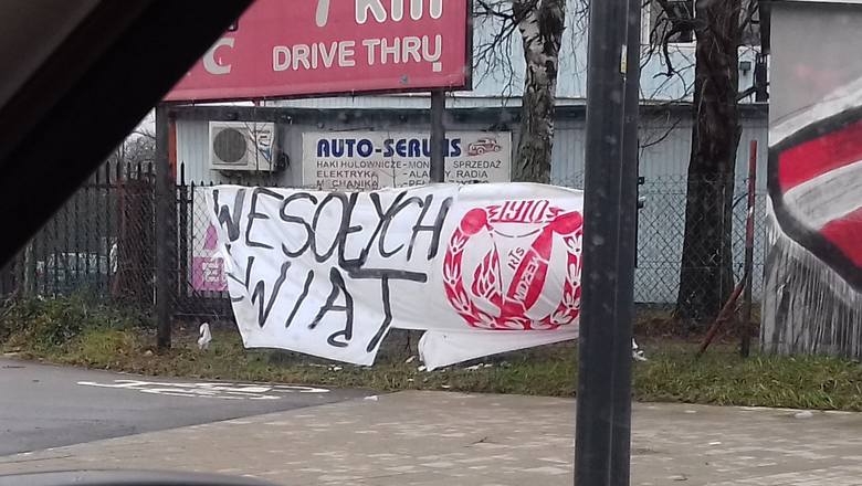 ŁKS kontra Widzew. Kibice mażą na murach. Napisy szpecą ...