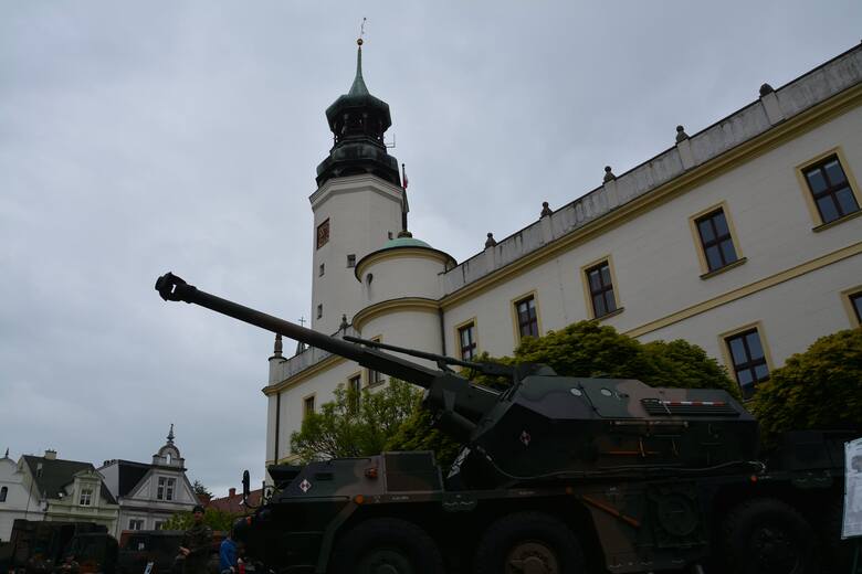 Przysięga wojskowa żołnierzy służby przygotowawczej 5. Lubuskiego Pułku Artylerii przed sulechowskim ratuszem.