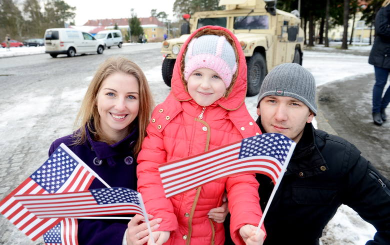 Mateusz Mysiak, Daria Kusa i Marysia Kusa przyglądali się powitaniu wojsk amerykańskich w Żaganiu.