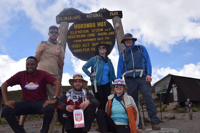Maciej Fortuniak (z herbem Bledzewa w dłoniach) Kilimandżaro zdobył razem z czworgiem przyjaciół. W sześciodniowej wyprawie na szczyt towarzyszyli im lokalni przewodnicy.<br /> 