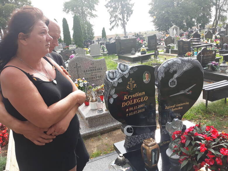 Rodzice codziennie przychodzą na grób syna. Na płycie widnieje napis: „Zginął śmiercią lotnika”. 8 listopada skończyłby 21 lat