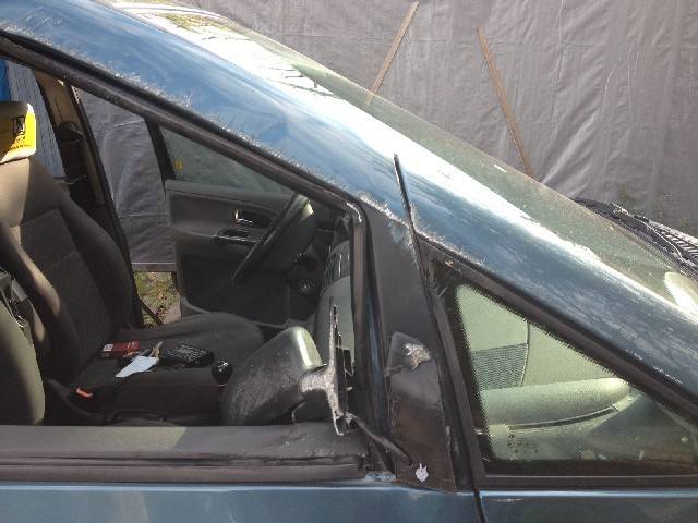 Uszkodzone zostało także prawe lusterko pojazdu.