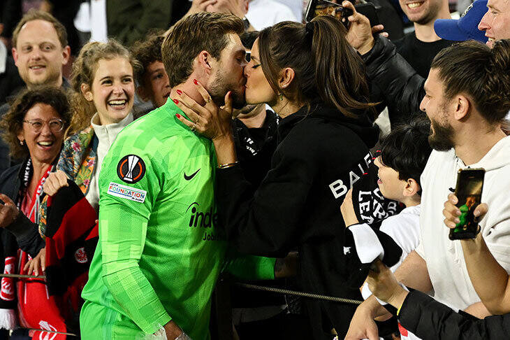 Pocałunek miłości po wyeliminowaniu Barcelony na Camp Nou przez Eitracht Frankfurt