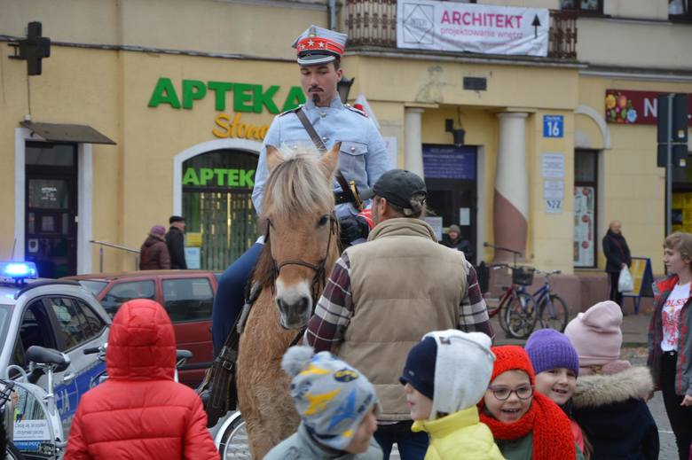 Patriotyczny marsz uczniów szkół pijarskich w Łowiczu [ZDJĘCIA]