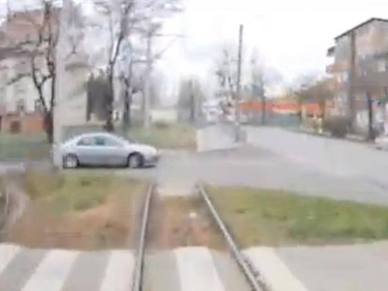 Kierowca Renault Laguny nie zauważył nadjeżdżającego tramwaju