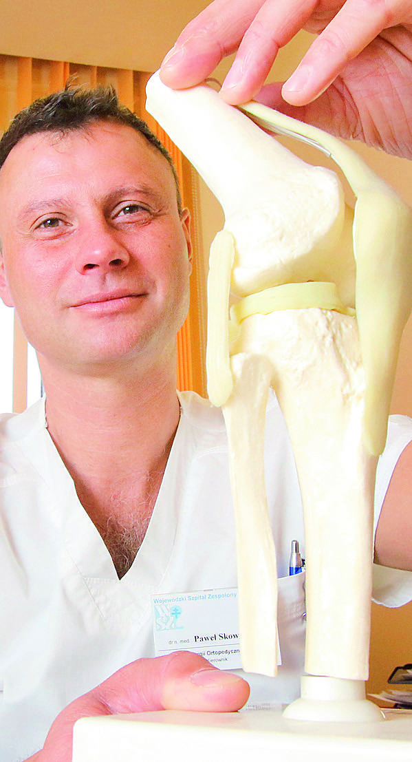 Doktor Paweł Skowronek jest jednym z najlepszych specjalistów w kraju zajmujących się wstawianiem protez pacjentom. Lekarz Roku 2015 w województwie świętokrzyskim. W 2016 był w pierwszej dziesiątce.