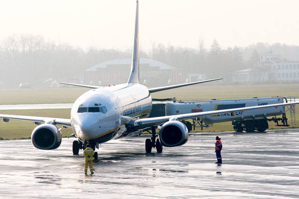 W okresie sylwestrowo-noworocznym irlandzki Ryanair skieruje do Łodzi aż osiem dodatkowych samolotów. <br>