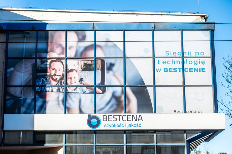 Bestcena.pl ma swoje biuro obsługi w Poznaniu. Jednak kiedy udaliśmy się na miejsce w środę, 5 lutego po godz. 10 - drzwi były zamknięte. Nie działa także infolinia.