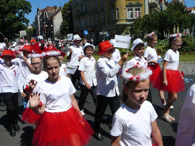 W czwartek, 7 czerwca, dzieci i młodzież zainaugurowały tegoroczne Święto Solan. Korowód, który wyruszył z placu przed halą "Elektryka", otwierała Młodzieżowa Orkiestra Dęta z tej szkoły. Hasłem korowodu było 100-lecie Niepodległości Polski, więc przeważały barwy biało-czerwone, orły, przebrania...
