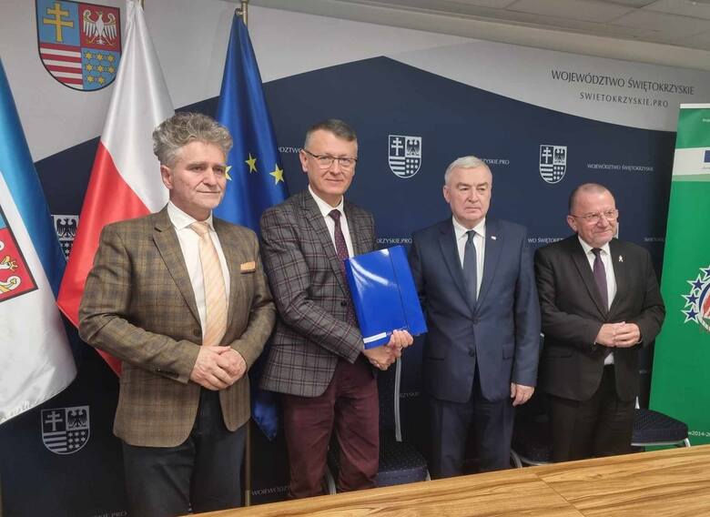 Umowę o dofinansowanie z marszałkiem województwa Andrzejem Bętkowskim podpisał wójt gminy Mirzec Mirosław Seweryn.