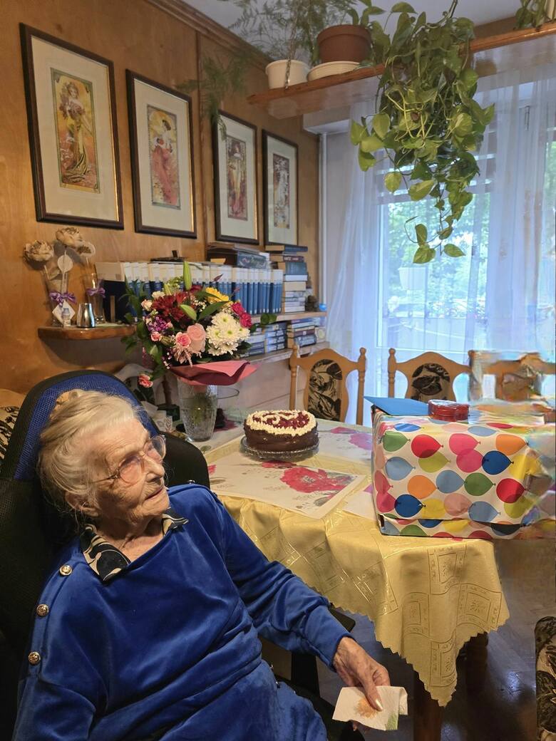 Takie urodziny swojej młodszej przyjaciółce Irminie Marcinkiewicz zorganizowała u siebie 106-letnia pani Aurelia Liwińska z Torunia. Panie przyjaźnią