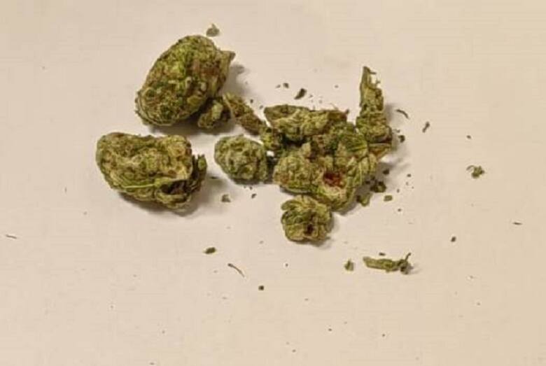 W trakcie kontroli osobistej policjanci odnaleźli przy nim 2 gramy marihuany