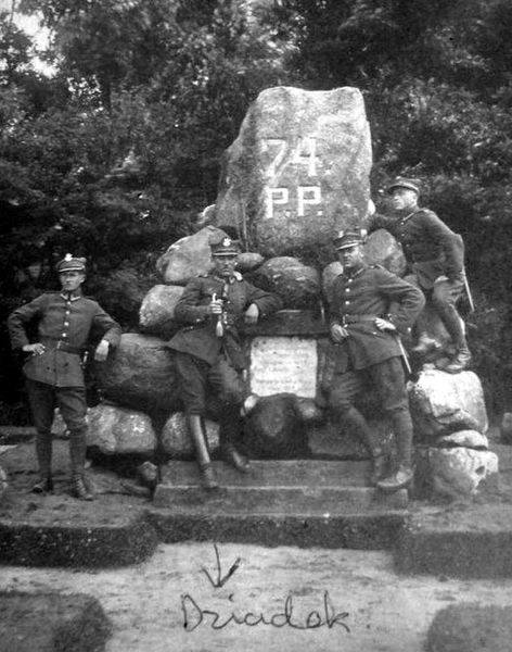 Pomnik 74 pp na poligonie w Baryczy w 1926 roku. Na zdjęciu widać tablę, którą odkryto w ubiegłym tygodniu w Baryczy. Widać również jednego z jego twórców