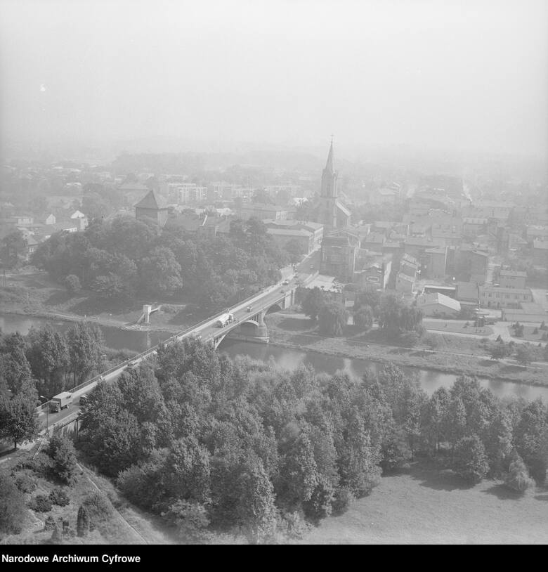 Tak wyglądał Oświęcim 50 lat temu z lotu ptaka. Na zdjęciu most nad Sołą