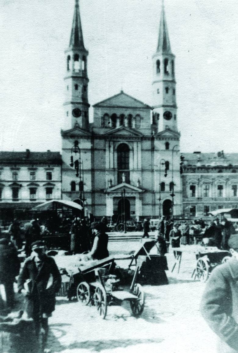 Unikatowa fotografia Starego Rynku z kolekcji pana Józefa Wróblewskiego. Jak widzimy, na rynku jest dużo straganów. To był po prostu targ