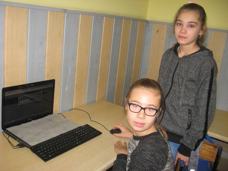 W Szkole Podstawowej nr 1 w Otyniu zastaliśmy uczniów 1a i 5b podczas ,,godziny kodowania”. Młodsi już pracowali w programie Scratch, a starsi kreowali własne wersje poziomów gry Mine Kraft.