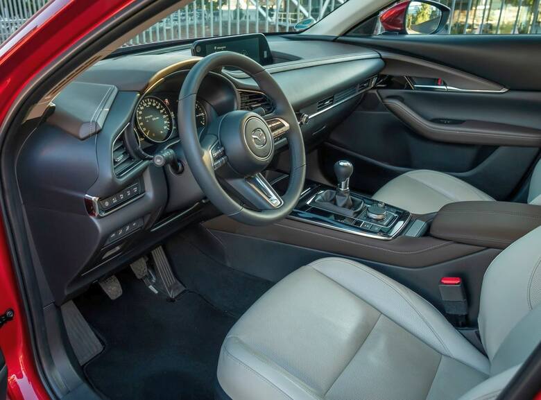 Mazda CX-30 to doskonała alternatywa dla osób poszukujących kompaktowego samochodu rodzinnego. Jeśli priorytetem jest atrakcyjny wygląd, przyjemność