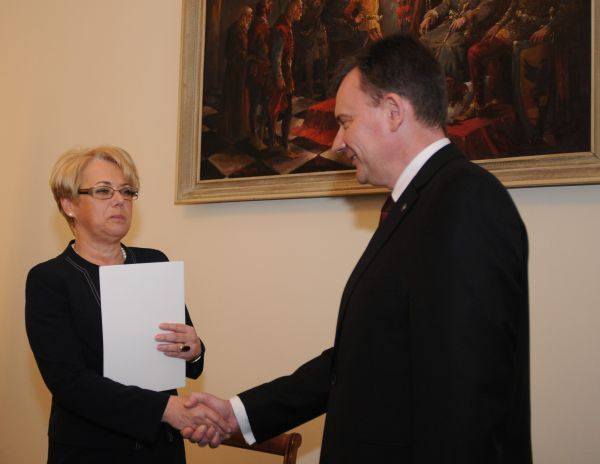 Jolanta Chełmińska wręcza nominację swojemu zastępcy Pawłowi Bejdzie.