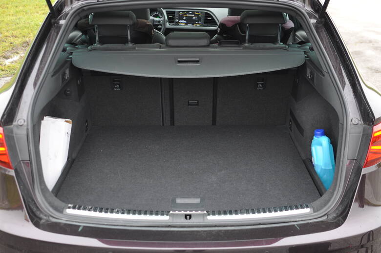 Seat Leon ST 2.0 TDI XcellenceObecna, trzecia generacja Leona, została zaprezentowana na salonie samochodowym w Paryżu w 2012 roku. Auto bazuje na płycie